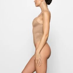 BARELY THERE SCOOP BODYSUIT | CLAY -Underwear Specialty Shop SKIMS BODYSUIT BD THG 3141 DD CLY 0006 SD