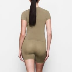 SOFT SMOOTHING T-SHIRT | ARMY GREEN -Underwear Specialty Shop SKIMS LOUNGEWEAR AP TSH 0184 NC ARG BK