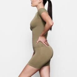 SOFT SMOOTHING T-SHIRT | ARMY GREEN -Underwear Specialty Shop SKIMS LOUNGEWEAR AP TSH 0184 NC ARG SD