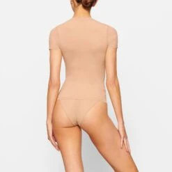 FITS EVERYBODY T-SHIRT | OCHRE -Underwear Specialty Shop SKIMS LOUNGEWEAR AP TSH 0649 NB OCH BK