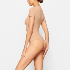 FITS EVERYBODY T-SHIRT | OCHRE -Underwear Specialty Shop SKIMS LOUNGEWEAR AP TSH 0649 NB OCH SD