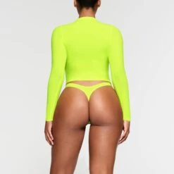 FITS EVERYBODY LONG SLEEVE T-SHIRT | GREEN HIGHLIGHTER -Underwear Specialty Shop SKIMS LOUNGEWEAR AP TSH 0650 NA GRH 016