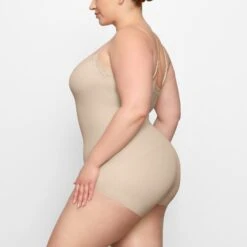 FITS EVERYBODY CORDED LACE ONESIE | SAND -Underwear Specialty Shop SKIMS LOUNGEWEAR OS MDT 4131 FC SND 0010 SD x2 59630ace 04d8 4a13 94fd 02c7548bffa0