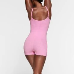 LOGO POINTELLE ONESIE | BUBBLE GUM 10 LOGO POINTELLE ONESIE | BUBBLE GUM -Underwear Specialty Shop SKIMS LOUNGEWEAR OS SRT 3038 NB BBG 023 BK
