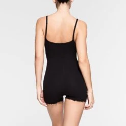 LOGO POINTELLE ONESIE | ONYX -Underwear Specialty Shop SKIMS LOUNGEWEAR OS SRT 3038 NC ONX 013 BK