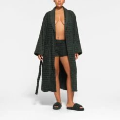 SKIMS SPA TERRY ROBE | PINE -Underwear Specialty Shop SKIMS LOUNGEWEAR RB LNG 2873 QA PNE 0019 FR