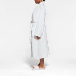 SKIMS SPA TERRY ROBE | SNOW -Underwear Specialty Shop SKIMS LOUNGEWEAR RB LNG 2873 QB SNO 0006 SD