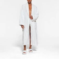 SKIMS SPA TERRY ROBE | SNOW -Underwear Specialty Shop SKIMS LOUNGEWEAR RB LNG 2873 QB SNO 0015 FR