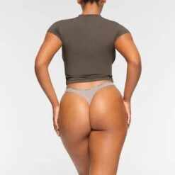 NEW VINTAGE SPORT CROPPED V NECK T-SHIRT | GREY CHALK -Underwear Specialty Shop SKIMS LOUNGEWEAR TP TSH 3043 OA GCK 0020 BK