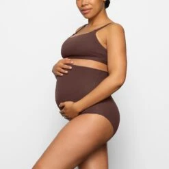 FITS EVERYBODY MATERNITY HIGH-WAISTED BRIEF | COCOA 9 FITS EVERYBODY MATERNITY HIGH-WAISTED BRIEF | COCOA -Underwear Specialty Shop SKIMS PANTY BRF 2602 CH COA 0007 SD 4d7891df c64e 4be8 a5e4 9bfcee1e967b
