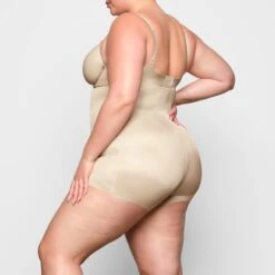 BARELY THERE HIGH-WAISTED SHORTIE | SAND -Underwear Specialty Shop SKIMS SHAPEWEAR AP SHO 1760 ZB SND 0012