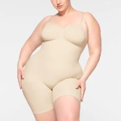 SEAMLESS SCULPT LOW BACK MID THIGH BODYSUIT | SAND -Underwear Specialty Shop SKIMS SHAPEWEAR BD MDT 3371 ID SND 0005 FR