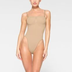 SEAMLESS SCULPT STRAPLESS THONG BODYSUIT | CLAY -Underwear Specialty Shop SKIMS SHAPEWEAR BD THG 2913 JC CLY 0007 FR
