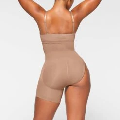 SEAMLESS SCULPT SOLUTION SHORT RIGHT LEG EXPOSED | SIENNA 10 SEAMLESS SCULPT SOLUTION SHORT RIGHT LEG EXPOSED | SIENNA -Underwear Specialty Shop SKIMS SHAPEWEAR BO SHO 3365 IA SIE 0017 BK