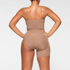 SEAMLESS SCULPT SOLUTION SHORT LEFT LEG EXPOSED | SIENNA -Underwear Specialty Shop SKIMS SHAPEWEAR BO SHO 3366 IA SIE 0014 BK