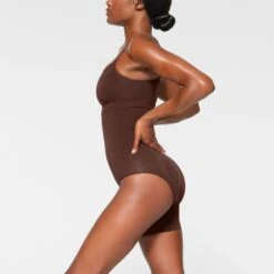 SEAMLESS SCULPT SOLUTION SHORT LEFT LEG EXPOSED | COCOA -Underwear Specialty Shop SKIMS SHAPEWEAR BO SHO 3366 IB COA 0019 SD