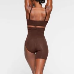 SEAMLESS SCULPT SOLUTION SHORT LEFT LEG EXPOSED | COCOA -Underwear Specialty Shop SKIMS SHAPEWEAR BO SHO 3366 IB COA 0022 BK