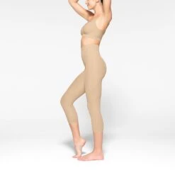 EVERYDAY SCULPT MID WAIST CAPRI | CLAY -Underwear Specialty Shop SKIMS SHAPEWEAR SH CAP 2156 JC CLY 0008 SD